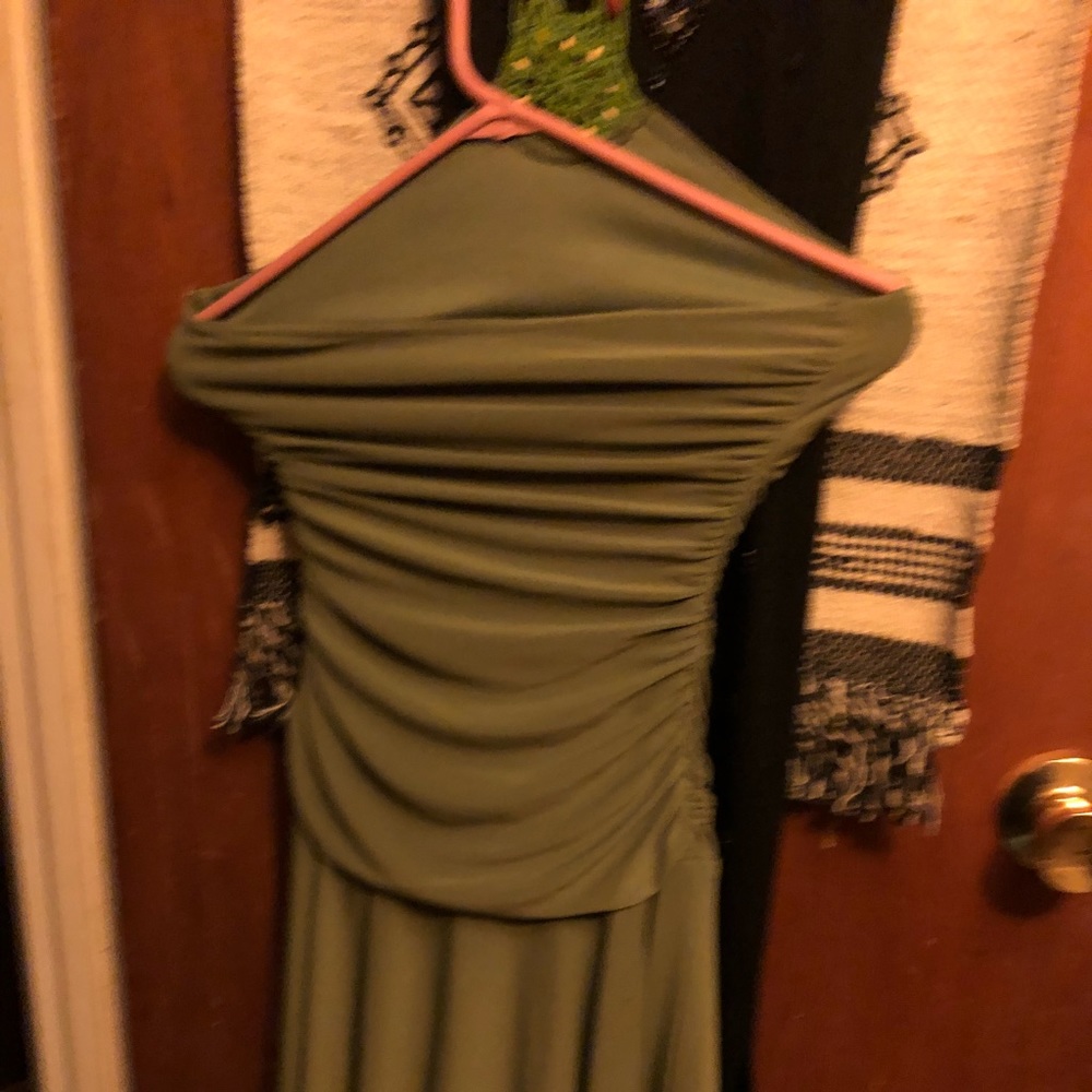 A little green dress. Very cute!